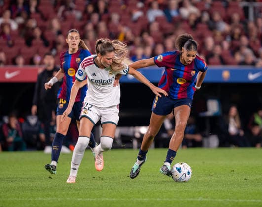 ESP Liga F: FC Barcelona vs. Real Madrid Fem — Sydney Schertenleib of Barcelona and Bella Andersson of Real Madrid during the Liga F match between FC Barcelona and Real Madrid Fem, played at Spotify Camp Nou Stadium in Barcelona on October 4, 2026, in Spain Copyright: xAgenciaxLOFx