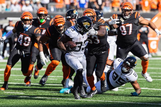 Oct 4, 2026; Cincinnati, OH, USA; Jacksonville Jaguars running back Bhayshul Tuten (33) runs with the ball during NFL, American Football Herren, USA game action against the Cincinnati Bengals at Paycor Stadium. Mandatory Credit: -Cal Media Cincinnati USA - ZUMAc04_ 20261004_zma_c04_077 Copyright: xJohnxMersitsx