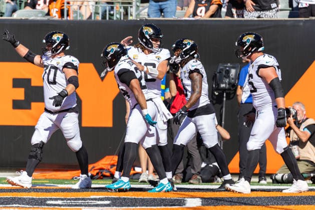 Oct 4, 2026; Cincinnati, OH, USA; Jacksonville Jaguars running back Chris Rodriguez Jr. (24) celebrates a touchdown with his teammates during NFL, American Football Herren, USA game action against the Cincinnati Bengals at Paycor Stadium. Mandatory Credit: -Cal Media Cincinnati USA - ZUMAc04_ 20261004_zma_c04_080 Copyright: xJohnxMersitsx