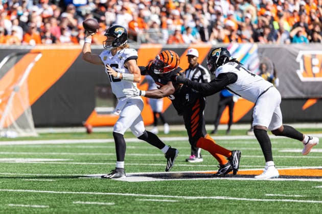 Oct 4, 2026; Cincinnati, OH, USA; Jacksonville Jaguars quarterback Trevor Lawrence (16) passes the ball during NFL, American Football Herren, USA game action against the Cincinnati Bengals at Paycor Stadium. Mandatory Credit: -Cal Media Cincinnati USA - ZUMAc04_ 20261004_zma_c04_079 Copyright: xJohnxMersitsx