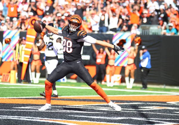 CINCINNATI, OH - OCTOBER 4: Cincinnati Bengals tight end Mike Gesicki 88 celebrates after scoring a touchdown in a game between the Jacksonville Jaguars and the Cincinnati Bengals on October 4, 2026, at Paycor Stadium in Cincinnati, OH. (Photo by Jeff Moreland Icon Sportswire) NFL, American Football Herren, USA OCT 04 Jaguars at Bengals EDITORIAL USE ONLY Icon168261004025
