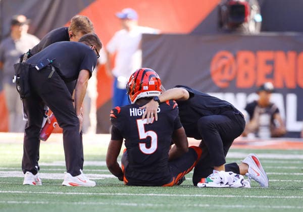 CINCINNATI, OH - OCTOBER 4: Trainers tend to Cincinnati Bengals wide receiver Tee Higgins 5 after an injury in the fourth quarter of a game between the Jacksonville Jaguars and the Cincinnati Bengals on October 4, 2026, at Paycor Stadium in Cincinnati, OH. (Photo by Jeff Moreland Icon Sportswire) NFL, American Football Herren, USA OCT 04 Jaguars at Bengals EDITORIAL USE ONLY Icon168261004030