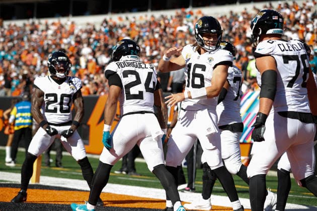 CINCINNATI, OH - OCTOBER 04: Jacksonville Jaguars running back Chris Rodriguez Jr. (24) reacts with his teammates after getting a touchdown during the game between the Jacksonville Jaguars and the Cincinnati Bengals at Paycor Stadium on October 4, 2026 in Cincinnati, OH. (Photo by Ian Johnson Icon Sportswire) NFL, American Football Herren, USA OCT 04 Jaguars at Bengals EDITORIAL USE ONLY Icon261004034