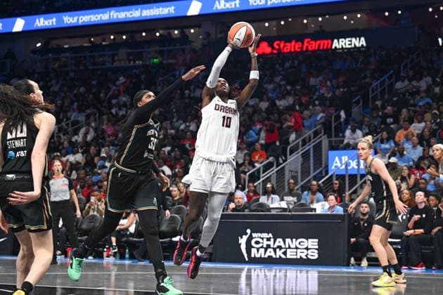 ATLANTA, GA - OCTOBER 04: Atlanta guard Rhyne Howard (10) drives to the basket during the WNBA, Basketball Damen, USA second round playoff game between the New York Liberty and the Atlanta Dream on October 4th, 2026 at State Farm Arena in Atlanta, GA. (Photo by Rich von Biberstein Icon Sportswire) WNBA: OCT 04 New York Liberty at Atlanta Dream EDITORIAL USE ONLY Icon261004027