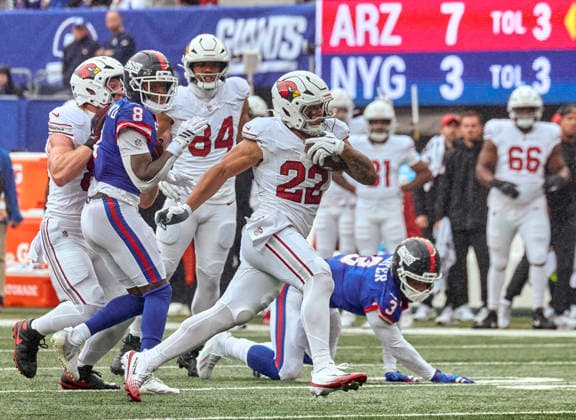 NFL, American Football Herren, USA 2026: Cardinals Vs Giants OCT 04 Arizona Cardinals running back Tyler Allgeier (22) looks for running room against the New York Giants during a NFL game at MetLife Stadium in East Rutherford, New Jersey. Duncan Williams CSM (Credit Image: Duncan Williams Cal Media) East Rutherford New Jersey United States EDITORIAL USE ONLY Copyright: xx ZUMA-20261004_zma_c04_188.jpg DuncanxWilliamsx csmphotothree531356