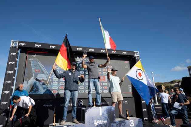 PWA Citroën World Windsurfing Tour Sylt 2026, Day 9: Award Ceremonies for Slalom Foil Men and Freestyle Men, Sylt Westerland, October 4, 2026 Fabian Wolf Slalom Foil Men, Germany, GER 404 Matteo Iachino Slalom Foil Men, Italy, ITA 140 Amado Vrieswijk Slalom Foil Men and Freestyle Men, Bonaire, NB 20 PWA Citroën World Windsurfing Tour Sylt 2026 Day 9 Award Ceremonies: Slalom Foil Men and Freestyle Men on October 4, 2026, in front of Brandenburger Beach, motorboat on Sylt, Westerland, Germany Copyright: xBEAUTIFULxSPORTS AndreasxDickx