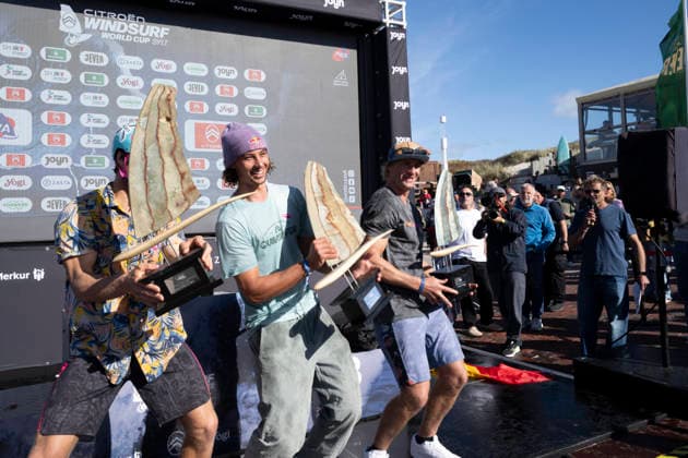 PWA Citroën World Windsurfing Tour Sylt 2026 Day 9 Award Ceremonies: Slalom Foil Men and Freestyle Men Sylt Westerland, October 4, 2026 Balz Müller, Freestyle Men, Switzerland, SUI 21 Lennert Neubauer, Freestyle Men, Greece, GRE 734 Yentel Caers, Freestyle Men, Belgium, B 16 PWA Citroën World Windsurfing Tour Sylt 2026 Day 9 Award Ceremonies for Slalom Foil Men and Freestyle Men on October 4, 2026, in front of Brandenburger Beach, motorboat on Sylt, Westerland, Germany Copyright: xBEAUTIFULxSPORTS AndreasxDickx