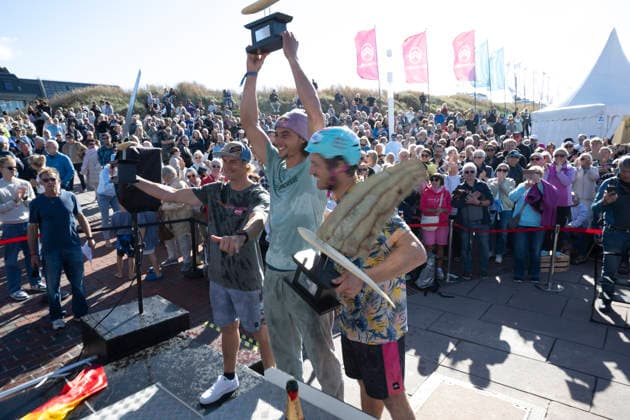 PWA Citroën World Windsurfing Tour Sylt 2026 Day 9 Award Ceremonies: Slalom Foil Men and Freestyle Men Sylt Westerland, October 4, 2026 Balz Müller, Freestyle Men, Switzerland, SUI 21 Lennert Neubauer, Freestyle Men, Greece, GRE 734 Yentel Caers, Freestyle Men, Belgium, B 16 PWA Citroën World Windsurfing Tour Sylt 2026 Day 9 Award Ceremonies for Slalom Foil Men and Freestyle Men on October 4, 2026, in front of Brandenburger Beach, motorboat on Sylt, Westerland, Germany Copyright: xBEAUTIFULxSPORTS AndreasxDickx