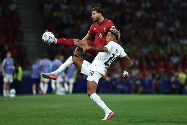 POR: Portugal v Norway. UEFA Nations League. Matchday 4. Ruben Dias of Portugal in action against Antonio Nusa of Norway during the Portugal and Norway UEFA Nations League match at Estadio do Dragao Stadium on October, 2026 in Porto, Portugal. kpng Copyright: xBaguxBlancox xPRESSINPHOTOx SA_2627_POR_NOR_032