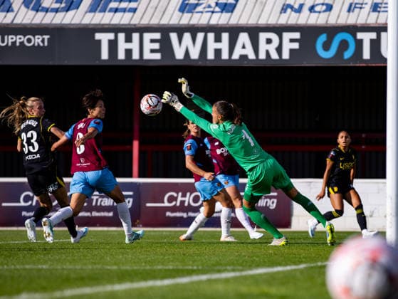 Barclays Women™s Super League match between West Ham United Women and Chelsea Women LONDON, ENGLAND - OCTOBER 4: Constance Picaud of West Ham United saves the ball during the Barclays Women™s Super League match between West Ham United Women and Chelsea Women at Chigwell Construction Stadium on October 4, 2026 in London, England London United Kingdom Copyright: xNinaxFarooqix