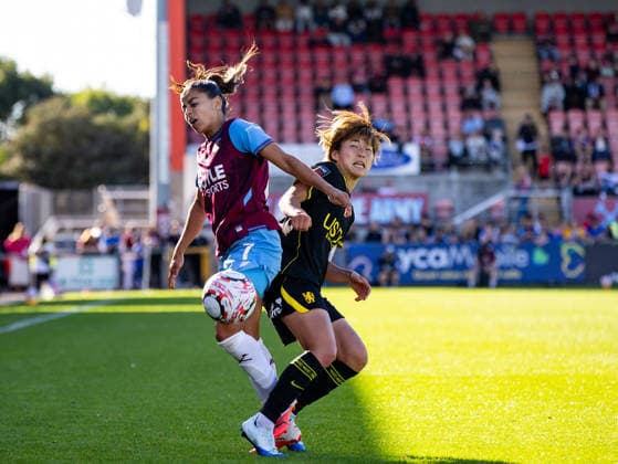 Barclays Women™s Super League match between West Ham United Women and Chelsea Women LONDON, ENGLAND - OCTOBER 4: Ines Belloumou of West Ham United competes for the ball Maika Hamano of Chelsea during the Barclays Women™s Super League match between West Ham United Women and Chelsea Women at Chigwell Construction Stadium on October 4, 2026 in London, England London United Kingdom Copyright: xNinaxFarooqix