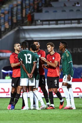 Cairo Egypt South Africa Match Egyptian and South African players converse on the pitch during a match at Cairo International Stadium in Cairo, Egypt on October 4, 2026. The International Friendly, Länderspiel, Nationalmannschaft match serves as preparation for both national teams ahead of upcoming regional and continental football competitions. Cairo Cairo Egypt Copyright: xMostafaxElxShahatx