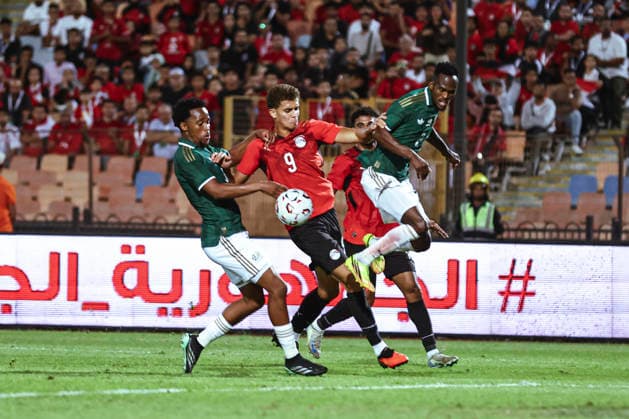 Cairo Egypt South Africa Match Egyptian forward Hamza Abdelkarim challenges for the ball against South African defenders at Cairo International Stadium in Cairo, Egypt on October 4, 2026. The International Friendly, Länderspiel, Nationalmannschaft match serves as preparation for both national teams ahead of upcoming regional and continental football competitions. Cairo Cairo Egypt Copyright: xMostafaxElxShahatx