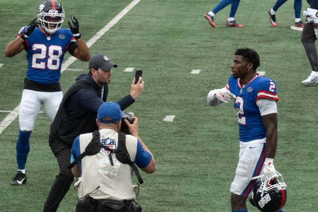 October 4, 2026, East Rutherford, New Jersey, USA: NY Giants cornerback DEONTE BANKS is surrounded by media as he celebrates his interception and runback for a touchdown to give the NY Giants the win at the end of the 4th quarter as the New York Giants defeat the Arizona Cardinals 36-24 at MetLife Stadium on October 4, 2026 in East Rutherford, New Jersey. NY Giants Defeat Arizona Cardinals 36-24  - ZUMAb148 20261004_zap_b148_017 Copyright: xBryanxSmithx