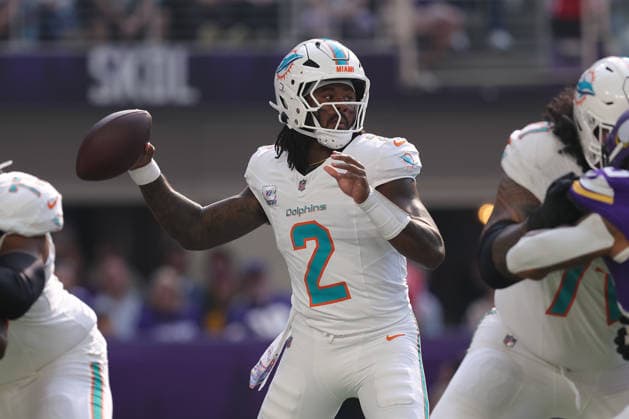 MINNEAPOLIS, MN - OCTOBER 04: Miami Dolphins quarterback Malik Willis (2) delivers a pass during the first half of the NFL, American Football Herren, USA game between the Miami Dolphins and the Minnesota Vikings on October 4th, 2026, at U.S. Bank Stadium in Minneapolis, MN. (Photo by Bailey Hillesheim Icon Sportswire) NFL: OCT 04 Dolphins at Vikings EDITORIAL USE ONLY Icon20261004009