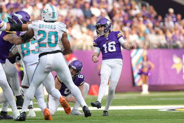 MINNEAPOLIS, MN - OCTOBER 04: Minnesota Vikings place kicker Will Reichard (16) kicks a field goal during the first half of the NFL, American Football Herren, USA game between the Miami Dolphins and the Minnesota Vikings on October 4th, 2026, at U.S. Bank Stadium in Minneapolis, MN. (Photo by Bailey Hillesheim Icon Sportswire) NFL: OCT 04 Dolphins at Vikings EDITORIAL USE ONLY Icon20261004027