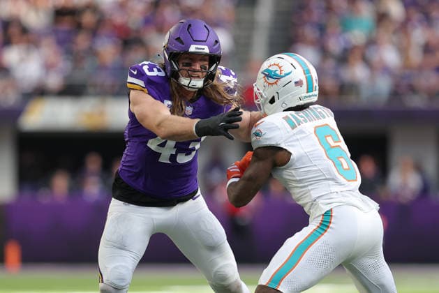 MINNEAPOLIS, MN - OCTOBER 04: Minnesota Vikings linebacker Andrew van Ginkel (43) rushes while Miami Dolphins wide receiver Malik Washington (6) blocks during the first half of the NFL, American Football Herren, USA game between the Miami Dolphins and the Minnesota Vikings on October 4th, 2026, at U.S. Bank Stadium in Minneapolis, MN. (Photo by Bailey Hillesheim Icon Sportswire) NFL: OCT 04 Dolphins at Vikings EDITORIAL USE ONLY Icon20261004030