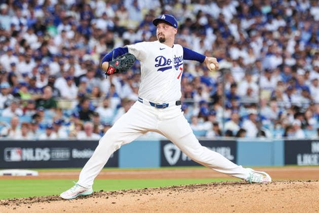 MLB, Baseball Herren, USA National League Division Series - Dodgers vs Braves Game 2 Dodgers pitcher Blake Snell throws a pitch in the fourth inning in Game 2 of the National League Division Series against the Atlanta Braves at UNIQLO Field at Dodger Stadium in Los Angeles, California, USA, 04 October 2026. LOS ANGELES CALIFORNIA United States  Copyright: xCHRISxTORRESx