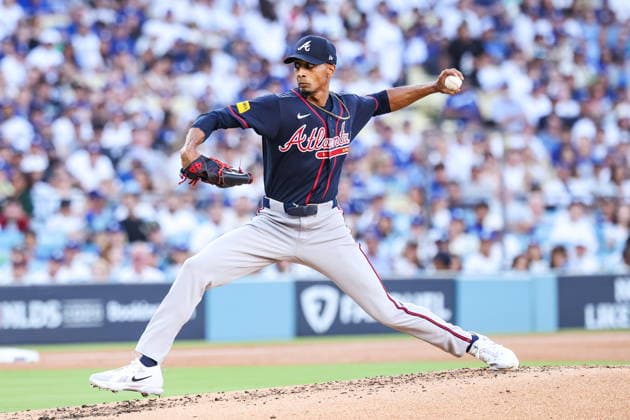 MLB, Baseball Herren, USA National League Division Series - Dodgers vs Braves Game 2 Braves pitcher Ray Kerr throws a pitch in the first inning in Game 2 of the National League Division Series against the Atlanta Braves at UNIQLO Field at Dodger Stadium in Los Angeles, California, USA, 04 October 2026. LOS ANGELES CALIFORNIA United States  Copyright: xCHRISxTORRESx