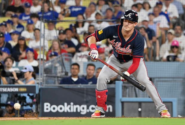 Atlanta Braves Mike Yastrzemski (18) lays down a sacrifice bunt against the Los Angeles Dodgers in the eighth inning in an MLB, Baseball Herren, USA National League Division Series game at Dodger Stadium in Los Angeles, California, on Sunday, October 4, 2026.  LAP20261004726 JIMxRUYMEN