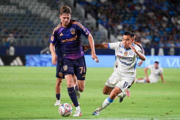 Carlos Rodríguez (R) of Cruz Azul vies for the ball with Troy Elgersma of the LA Galaxy during a friendly match between Cruz Azul and the LA Galaxy at Dignity Health Sports Park in Los Angeles, United States, 04 October 2026. International Friendly, Länderspiel, Nationalmannschaft Cruz Azul vs LA Galaxy !ACHTUNG: NUR REDAKTIONELLE NUTZUNG!  Copyright: xÓmarxAlonsox AME3034 20261005-55021590345_1