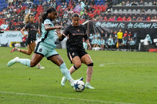 Gotham FC Vs Angel City FC in an NWSL regular-season at Sports Illustrated Stadium in Harrison , United States - 4 OCT 2026. Jaedyn Shaw of Gotham FC and Emily Sams of Angel City FC seen in action during a NWSL regular season match between Angel City FC and Gotham FC at Sports Illustrated Stadium. Final Score; Gotham FC 1 : 1 Angel City FC. Harrison United States Copyright: xRonaldxSmitsx xSOPAxImagesx GothamAngel-29