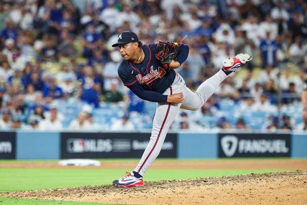 MLB, Baseball Herren, USA National League Division Series - Dodgers vs Braves Game 2 Braves pitcher Didier Fuentes throws a pitch in the ninth inning in Game 2 of the National League Division Series against the Atlanta Braves at UNIQLO Field at Dodger Stadium in Los Angeles, California, USA, 04 October 2026. LOS ANGELES CALIFORNIA United States  Copyright: xCHRISxTORRESx