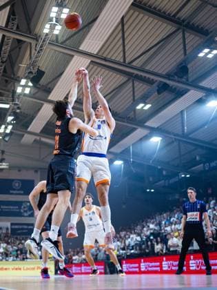 BASKETBALL EASYCREDIT BBL MATCHDAY 4 SCIENCE CITY JENA NINERS CHEMNITZ ** FOR EDITORIAL PURPOSES ONLY ** EDITORIAL USE ONLY ** p 04 10 2026 Jena Basketball easyCredit BBL 1 Basketball Bundesliga Season 2026–2027 Matchday 4 Sparkassen Arena Science City Jena NINERS Chemnitz in the photo by Christian Skladanowski 10 Science City Jena in a duel with Elias Rödl 11 NINERS Chemnitz Germany Thuringia Jena Copyright SaschaxFromm Copyright: SaschaxFromm doc87w583qtuwi1fhfkhuod ,EDITORIAL USE ONLY Copyright: SaschaxFromm