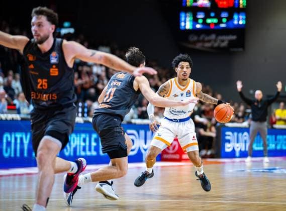 BASKETBALL EASYCREDIT BBL MATCHDAY 4 SCIENCE CITY JENA NINERS CHEMNITZ ** FOR EDITORIAL PURPOSES ONLY ** EDITORIAL USE ONLY ** p October 4, 2026 Jena Basketball easyCredit BBL 1 Basketball Bundesliga Season 2026–2027 Matchday 4 Sparkassen Arena Science City Jena NINERS Chemnitz in the photo: Terrence Edwards Jr. 5 Science City Jena in a duel with Elias Rödl 11 NINERS Chemnitz Germany Thuringia Jena Copyright SaschaxFromm Copyright: SaschaxFromm doc87w55d27lpx2koapuno ,EDITORIAL USE ONLY Copyright: SaschaxFromm