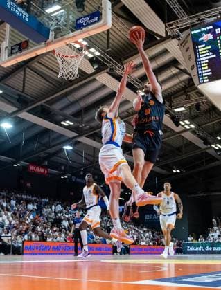BASKETBALL EASYCREDIT BBL MATCHDAY 4 SCIENCE CITY JENA NINERS CHEMNITZ ** FOR EDITORIAL PURPOSES ONLY ** EDITORIAL USE ONLY ** p 04 10 2026 Jena Basketball easyCredit BBL 1 Basketball Bundesliga Season 2026–2027 Matchday 4 Sparkassen Arena Science City Jena NINERS Chemnitz in the photo by Jannis von Seckendorff 90 NINERS Chemnitz in a duel with Raphael Falkenthal 2 Science City Jena, Germany, Thuringia, Jena Copyright SaschaxFromm Copyright: SaschaxFromm doc87w56aemidl13cxu6enn ,EDITORIAL USE ONLY Copyright: SaschaxFromm