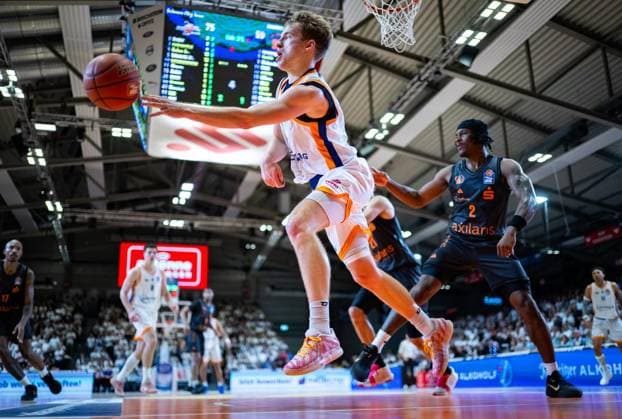 BASKETBALL EASYCREDIT BBL MATCHDAY 4 SCIENCE CITY JENA NINERS CHEMNITZ ** FOR EDITORIAL PURPOSES ONLY ** EDITORIAL USE ONLY ** p 04 10 2026 Jena Basketball easyCredit BBL 1 Basketball Bundesliga Season 2026–2027 Matchday 4 Sparkassen Arena Science City Jena NINERS Chemnitz in the photo Raphael Falkenthal 2 Science City Jena in a duel with Stefan Smith 2 NINERS Chemnitz Germany Thuringia Jena Copyright SaschaxFromm Copyright: SaschaxFromm doc87w53idph84atp7721h5 ,EDITORIAL USE ONLY Copyright: SaschaxFromm