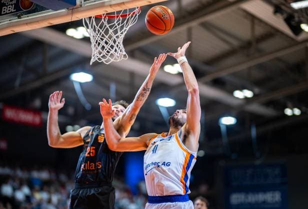BASKETBALL EASYCREDIT BBL MATCHDAY 4 SCIENCE CITY JENA NINERS CHEMNITZ ** FOR EDITORIAL PURPOSES ONLY ** EDITORIAL USE ONLY ** p 04 10 2026 Jena Basketball easyCredit BBL 1 Basketball Bundesliga Season 2026–2027 Matchday 4 Sparkassen Arena Science City Jena NINERS Chemnitz in the photo: Alexander James Herrera 41 of Science City Jena in a duel with Ben Burnham 25 of the NINERS Chemnitz Germany Thuringia Jena Copyright SaschaxFromm Copyright: SaschaxFromm doc87w53k05qz917qrud22yg ,EDITORIAL USE ONLY Copyright: SaschaxFromm