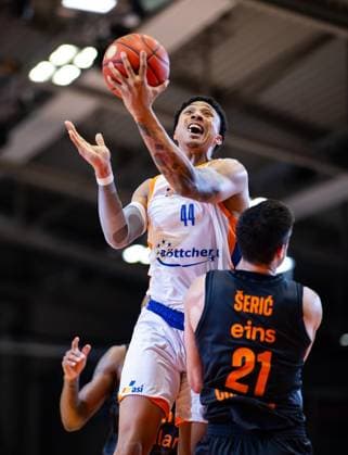 BASKETBALL EASYCREDIT BBL MATCHDAY 4 SCIENCE CITY JENA NINERS CHEMNITZ ** FOR EDITORIAL PURPOSES ONLY ** EDITORIAL USE ONLY ** p 04 10 2026 Jena Basketball easyCredit BBL 1 Basketball Bundesliga Season 2026–2027 Matchday 4 Sparkassen Arena Science City Jena NINERS Chemnitz in the photo: Ira Lee 44 of Science City Jena in a duel with Mateo Seric 21 of the NINERS Chemnitz, Germany, Thuringia, Jena. Copyright SaschaxFromm Copyright: SaschaxFromm doc87w53kuwh20rmckxhhn ,EDITORIAL USE ONLY Copyright: SaschaxFromm