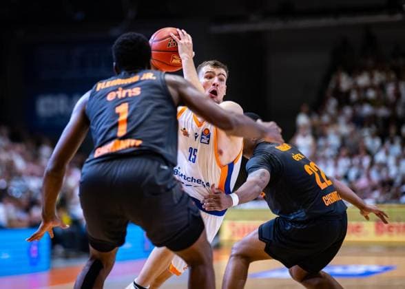 BASKETBALL EASYCREDIT BBL MATCHDAY 4 SCIENCE CITY JENA NINERS CHEMNITZ ** FOR EDITORIAL PURPOSES ONLY ** EDITORIAL USE ONLY ** p 04 10 2026 Jena Basketball easyCredit BBL 1 Basketball Bundesliga 2026–2027 Season, Matchday 4, Sparkassen Arena, Science City Jena, NINERS Chemnitz. In the photo: Lorenz Bank 25, Science City Jena, in a duel with Phlandrous Fleming Jr. 1 NNINERS Chemnitz and Nighael Ceaser 22 NINERS Chemnitz Germany Thuringia Jena Copyright SaschaxFromm Copyright: SaschaxFromm doc87w53ld9rir1brxz61yqd ,EDITORIAL USE ONLY Copyright: SaschaxFromm
