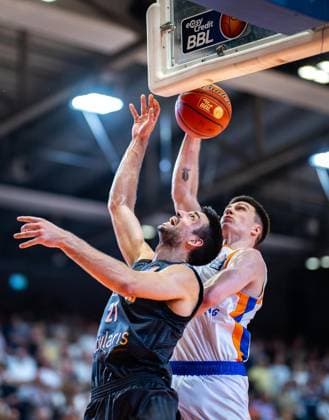 BASKETBALL EASYCREDIT BBL MATCHDAY 4 SCIENCE CITY JENA NINERS CHEMNITZ ** FOR EDITORIAL PURPOSES ONLY ** EDITORIAL USE ONLY ** p 04 10 2026 Jena Basketball easyCredit BBL 1 Basketball Bundesliga 2026–2027 Season, Matchday 4, Sparkassen Arena, Science City Jena, NINERS Chemnitz. Pictured: Mateo Seric (21) of the NINERS Chemnitz in a duel with Christian Skladanowski 10 Science City Jena, Germany, Thuringia, Jena. Copyright SaschaxFromm Copyright: SaschaxFromm doc87w54hkds4xoo6ohpr ,EDITORIAL USE ONLY Copyright: SaschaxFromm