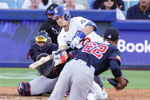 MLB, Baseball Herren, USA National League Division Series - Dodgers vs Braves Game 2 Dodgers second baseman Tommy Edman (C) shows bunt at a pitch from Braves pitcher Ray Kerr (front) during the fourth inning in Game 2 of the National League Division Series at UNIQLO Field at Dodger Stadium in Los Angeles, California, USA, 04 October 2026. LOS ANGELES CALIFORNIA United States  Copyright: xCHRISxTORRESx