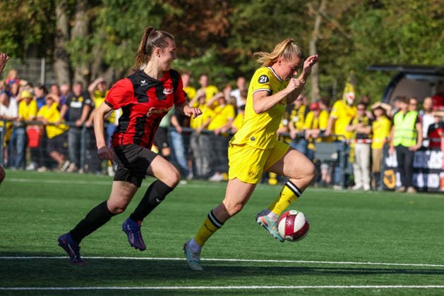 Ramona Maier (BVB) takes on Katharina Noelle Blume (Cologne), DJK Südwest Köln vs. Borussia Dortmund, Women s Regionalliga West, Matchday 7, Cologne, October 4, 2026