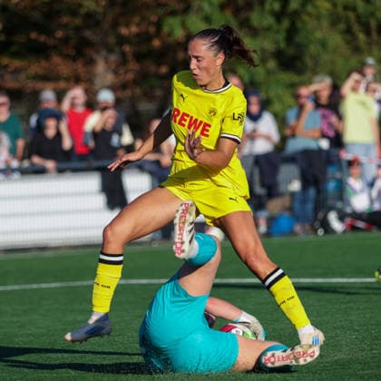 Jenske Steenwijk (BVB) vs. Goalkeeper Felicitas Müller (Cologne), DJK Südwest Cologne vs. Borussia Dortmund, Women s Regionalliga West, Matchday 7, Cologne, October 4, 2026
