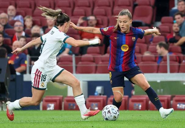 FC Barcelona, Barca v Real Madrid CF - Liga F Moeve 2026 27 Claudia Pina and Eva Navarro play during the match between FC Barcelona Femeni and Real Madrid CF Femenino, corresponding to week 6 of the Liga F Moeve 2026-27, at the Spotify Camp Nou in Barcelona, on October 4, 2026. Barcelona Barcelona Spain  Copyright: xUrbanandsportx originalFilename:valls-fcbarcel261004_npbBB.jpg