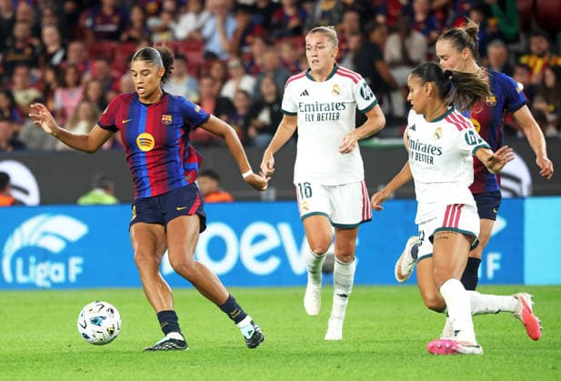FC Barcelona, Barca v Real Madrid CF - Liga F Moeve 2026 27 Sydney Schertenleib plays during the match between FC Barcelona Femeni and Real Madrid CF Femenino, corresponding to week 6 of the Liga F Moeve 2026-27, at the Spotify Camp Nou in Barcelona, on October 4, 2026. Barcelona Barcelona Spain  Copyright: xUrbanandsportx originalFilename:valls-fcbarcel261004_npgBL.jpg