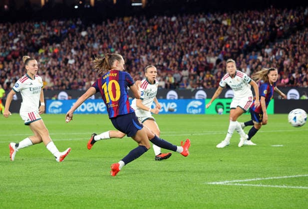 FC Barcelona, Barca v Real Madrid CF - Liga F Moeve 2026 27 Caroline Graham Hansen plays during the match between FC Barcelona Femeni and Real Madrid CF Femenino, corresponding to week 6 of the Liga F Moeve 2026-27, at the Spotify Camp Nou in Barcelona, on October 4, 2026. Barcelona Barcelona Spain  Copyright: xUrbanandsportx originalFilename:valls-fcbarcel261004_nplBu.jpg