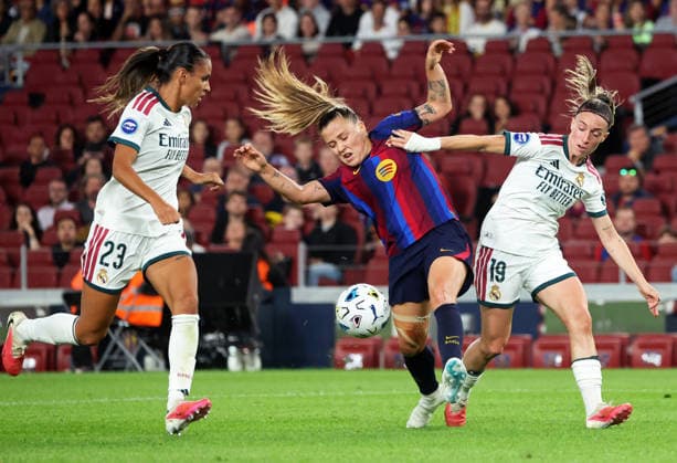 FC Barcelona, Barca v Real Madrid CF - Liga F Moeve 2026 27 Claudia Pina and Eva Navarro play during the match between FC Barcelona Femeni and Real Madrid CF Femenino, corresponding to week 6 of the Liga F Moeve 2026-27, at the Spotify Camp Nou in Barcelona, on October 4, 2026. Barcelona Barcelona Spain  Copyright: xUrbanandsportx originalFilename:valls-fcbarcel261004_nprRx.jpg