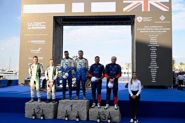 FIA WRC, Motorsport Rallye, WM Rally Italia Sardegna 2026 Drivers Virves Robert and co-driver Viilo Jakko, Roope Korhonen and co-driver Viinikka, and Gus Greensmith and co-driver Jonas Andersson celebrate the final podium of the Rally2 class during the FIA World Rally Championship WRC Rally Italia Sardegna in Alghero, Sardinia, Italy, on October 4, 2026. Alghero Sardinia Italy  Copyright: xLucaxBarsalix originalFilename:barsali-wrcrally261004_npNKi.jpg