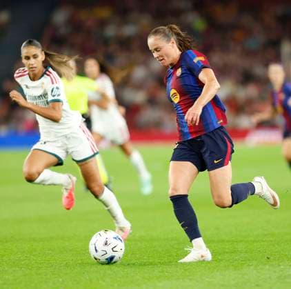October 4, 2026, Sabadell, Barcelona, Spain: Barcelona Spain 04.09.2026 Ewa Pajor FC Barcelona, Barca control the ball during the Liga F between FC Barcelona and Real Madrid at Camp Nou on 04 October 2026 in Barcelona. Sabadell Spain - ZUMAu50_ 20261004_zsp_u50_046 Copyright: xXavixUrgelesx