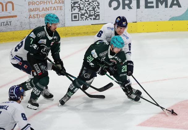 October 4, 2026, Germany, Bietigheim, Ice Hockey: Steelers Bietigheim vs. Huskies Kassel; from left: Justin Büsing (Steelers), Max Ziergiebel (Steelers), Manuel Schams (Kassel)