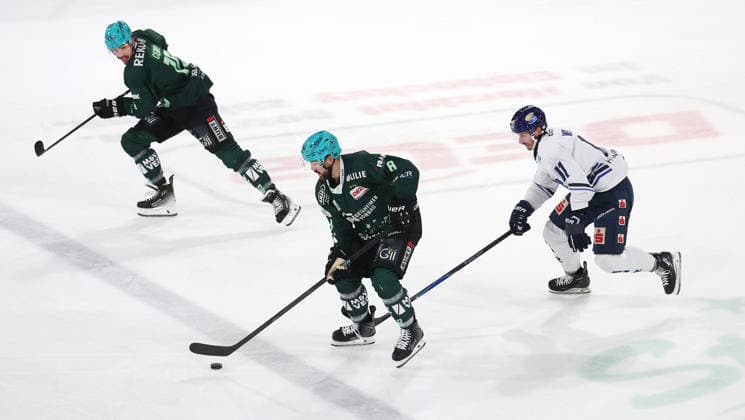 October 4, 2026, Germany, Bietigheim, Ice Hockey: Steelers Bietigheim vs. Huskies Kassel; from left: David Cerny (Steelers), Jack Dugan (Steelers), Jake Weidner (Kassel)