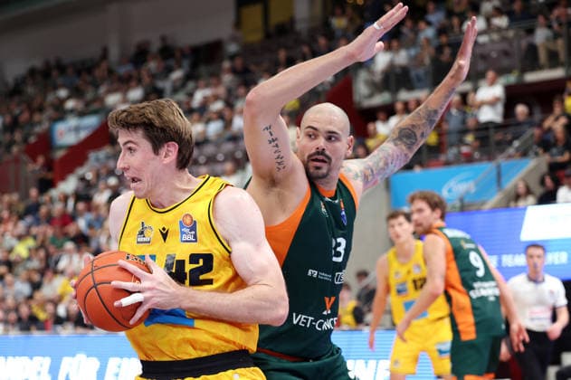 October 4, 2026, Germany, Ludwigsburg Basketball: MHP Riesen Ludwigsburg vs. VET CONCEPT Gladiators Trier; from left: Thomas Rutherford (LB), Maik Zirbes (Trier)