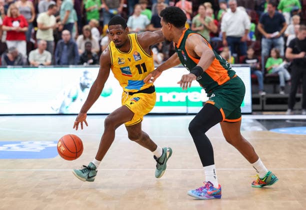 October 4, 2026, Germany, Ludwigsburg Basketball: MHP Riesen Ludwigsburg vs. VET CONCEPT Gladiators Trier; from left: Darius Perry (LB), Justin Simon (Trier)