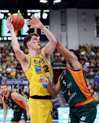 October 4, 2026, Germany, Ludwigsburg Basketball: MHP Riesen Ludwigsburg vs. VET CONCEPT Gladiators Trier; from left: Patrick Cartier (LB), Justin Simon (Trier)