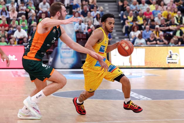 October 4, 2026, Germany, Ludwigsburg Basketball: MHP Riesen Ludwigsburg vs. VET CONCEPT Gladiators Trier; from left: Moritz Krimmer (Trier), Ishmael Leggett (LB)